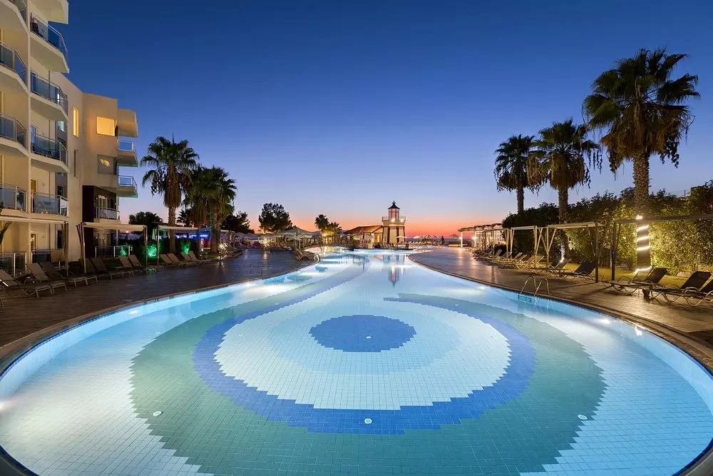 حیاط هتل سی لایت ریزورت